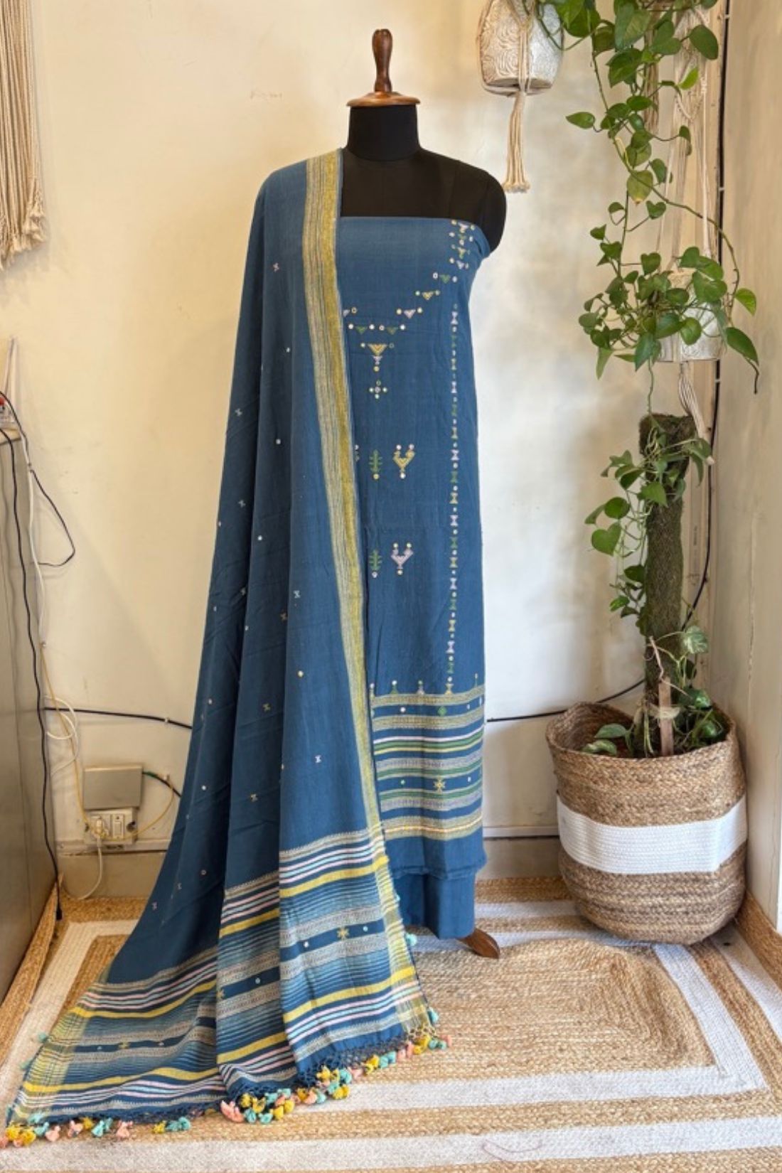 BHUJODI SUIT