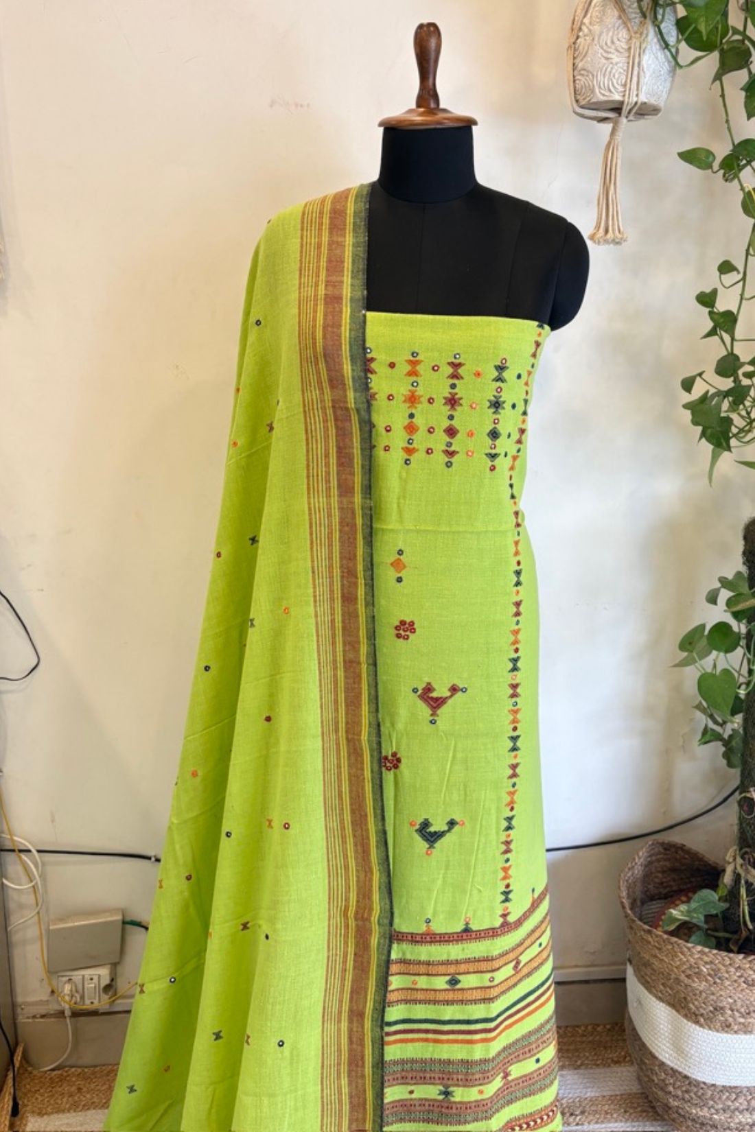 BHUJODI SUIT