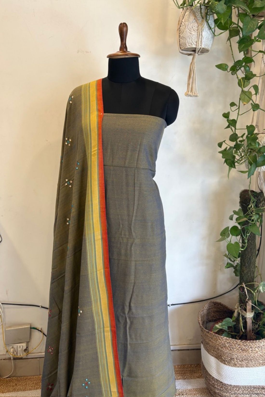 BHUJODI SUIT